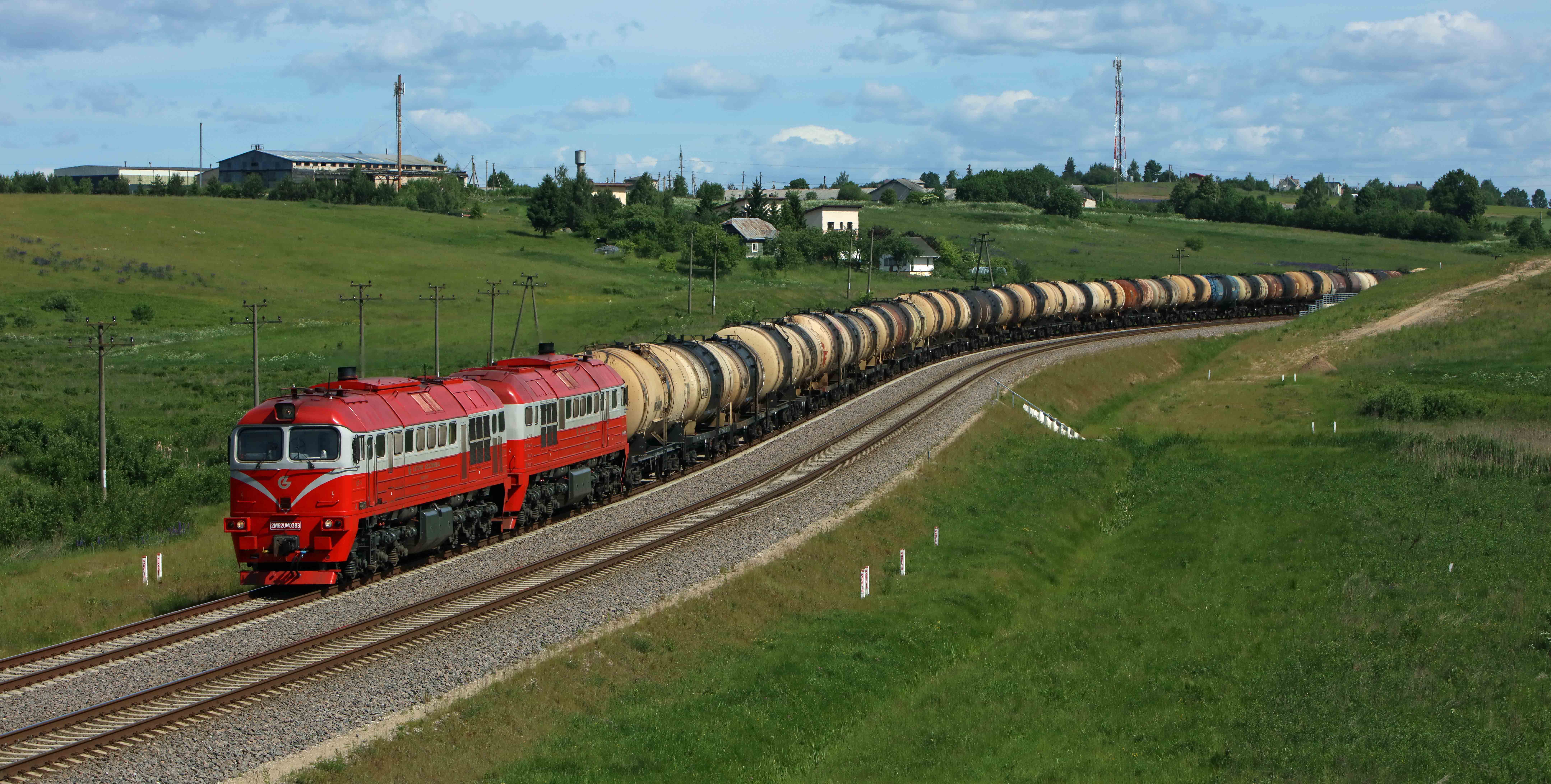 LG 2M62M-0383 negotiates the S-curve at Pakalniskes (Lithuania) with an oil train from Belarusia via Kena to Vaidotai on 5 June 2016.